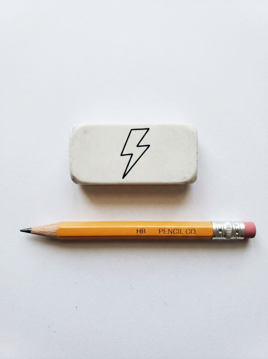 Lightning_bolt_drawn_on_eraser_drawing_idea